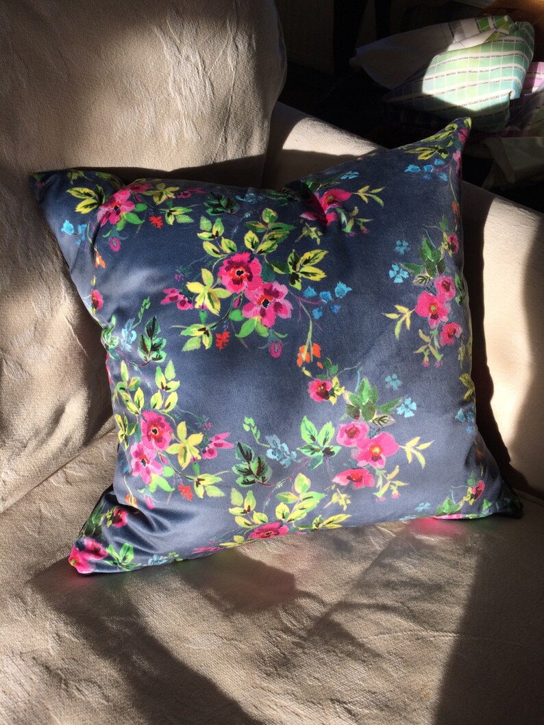Blue Velvet Floral Cushion Cover, Country Farmhouse Decor bild 2