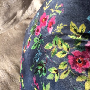 Blue Velvet Floral Cushion Cover, Country Farmhouse Decor bild 3