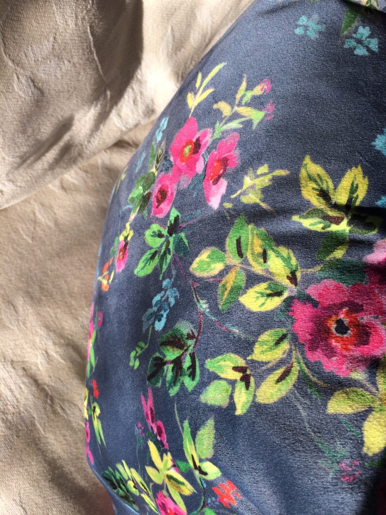Blue Velvet Floral Cushion Cover, Country Farmhouse Decor bild 3