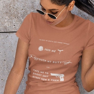 Aliméntame, toca mi trasero y dispara la camiseta de mierda