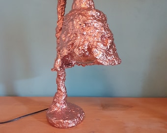 Koperkleurige tafellamp van papier-maché