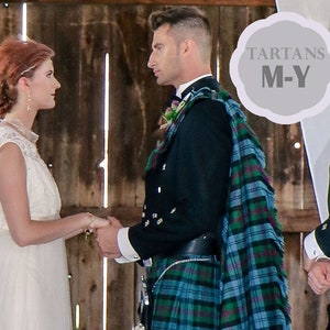 Puede incluir: Una ceremonia de boda con un novio que lleva un kilt escoc&eacute;s tradicional y un plaid tart&aacute;n verde, azul y negro. El novio est&aacute; cogido de la mano de la novia, que lleva un vestido de novia blanco. El texto "TARTANS M-Y" es visible en el fondo.