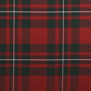 Puede incluir: Primer plano de un patrón escocés rojo y verde. El diseño presenta un patrón repetitivo de líneas que se cruzan en rojo, verde oscuro y blanco. La tela tiene una textura tejida y el aspecto general es clásico y tradicional.