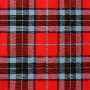 Könnte beinhalten: Roter, schwarzer und hellblauer karierter Stoff mit gewebter Struktur.