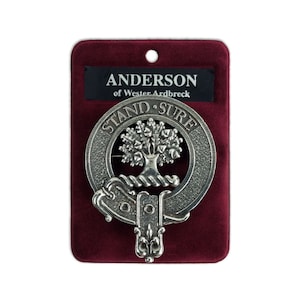 以下が含まれることがあります： 木と周囲に「Stand Sure」という文字が刻まれた銀製のピューター製のクラン紋章。紋章は、「Anderson of Wester Ardbreck」と書かれたラベルが付いた赤いベルベットの背景の上に置かれています。