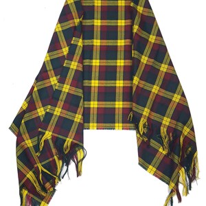 Puede incluir: Bufanda a cuadros en un patr&oacute;n cl&aacute;sico de amarillo, burdeos y verde oscuro. La bufanda tiene un borde con flecos y se muestra sobre un fondo blanco. La tela est&aacute; doblada para mostrar el patr&oacute;n.