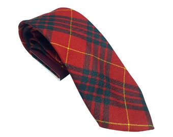 Puede incluir: Una corbata de cuadros rojos, negros y amarillos. La corbata está hecha de tejido tejido y tiene una punta puntiaguda.
