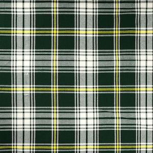 以下が含まれることがあります： 緑、白、黄色の格子柄の生地で、繰り返しのパターンがあります。