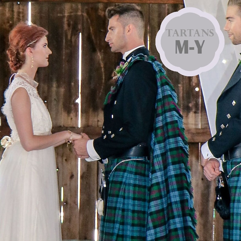 Puede incluir: Una ceremonia de boda con un novio que lleva un kilt escoc&eacute;s tradicional y un plaid tart&aacute;n verde, azul y negro. El novio est&aacute; cogido de la mano de la novia, que lleva un vestido de novia blanco. El texto "TARTANS M-Y" es visible en el fondo.
