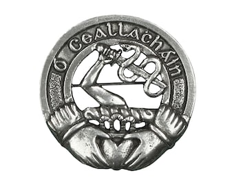 O'Callaghan (O'Ceallachain) Irish Family Crest Cap Badge/Brooch - Hecho en Escocia