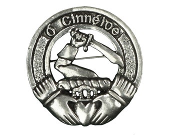 Kennedy (O'Cinneide) Irish Family Crest Cap Badge/Brooch - Fabricado en Escocia