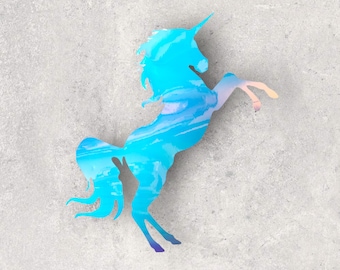 Puede incluir: Una silueta de unicornio azul con efecto acuarela, sobre un fondo gris.