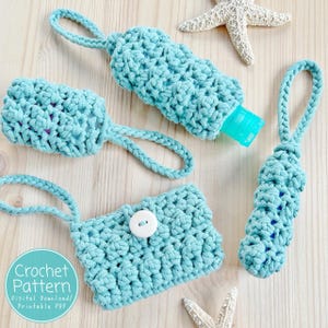 Puede incluir: Una colección de artículos de ganchillo hechos a mano de color azul claro, que incluyen un portabotellas, una pequeña bolsa con cierre de botón y otros accesorios. La imagen también presenta dos estrellas de mar blancas y el texto "Crochet Pattern".