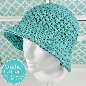 Peut inclure: Un chapeau seau au crochet turquoise avec un petit bord, présenté sur une tête de mannequin blanche. Le chapeau présente un motif de point texturé. Le texte sur l'image indique "Crochet Pattern Digital Download/ Printable PDF".
