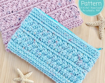 Op de afbeelding: Twee gehaakte rits-pouchs, een lichtblauwe en een roze, met een zeester op een houten oppervlak. De tekst op de afbeelding luidt "Crochet Pattern Digital Download/Printable PDF".