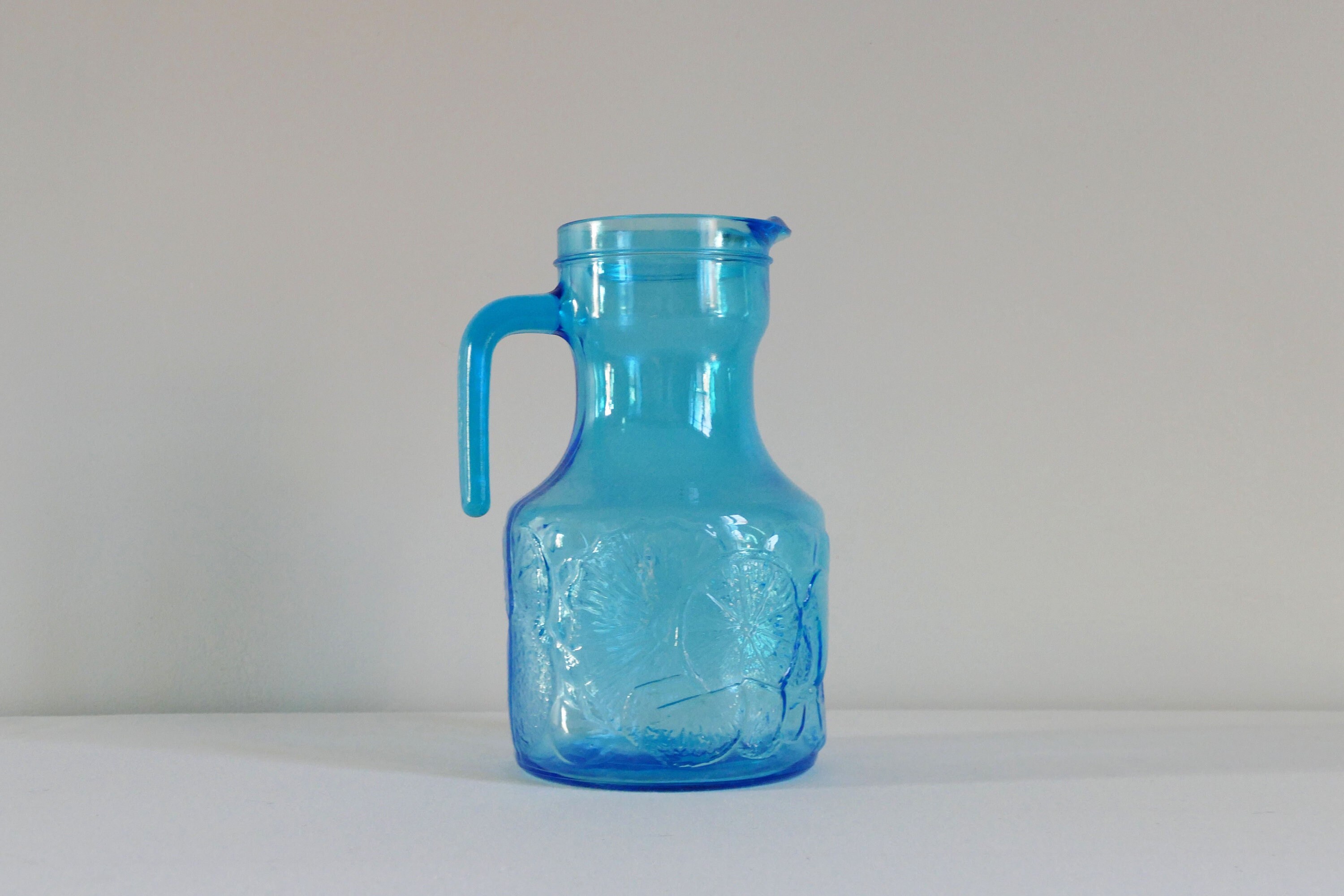 Pichet Vintage Bleu Turquoise en Verre à Reliefs de Fruits