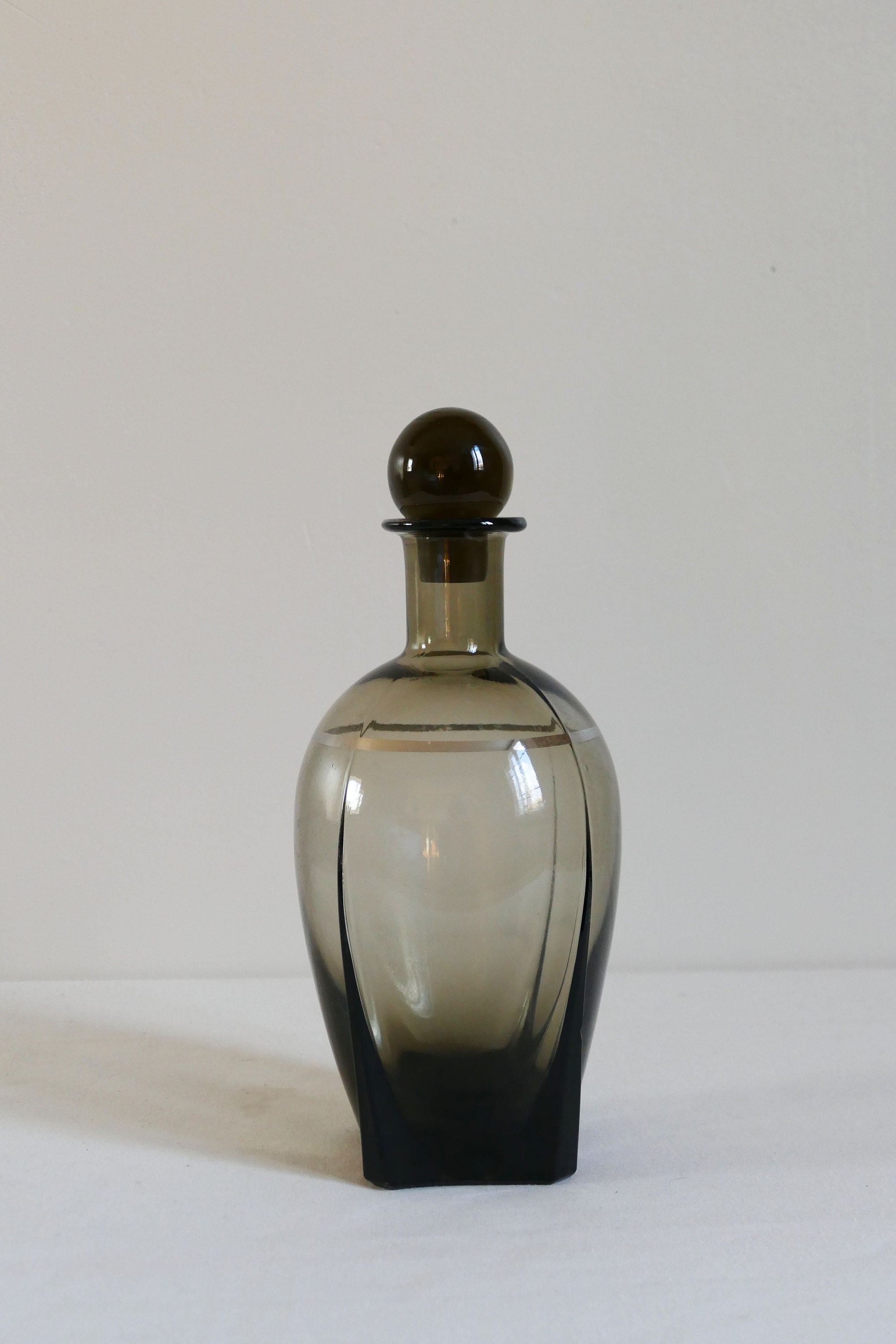 Carafe à Liquoreux Vintage en Verre Fumé Pour Une Déco Chic et Moderne Forme Ovale