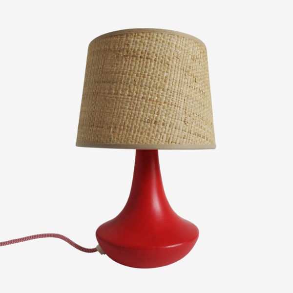 Lampe de table vintage rouge en métal et rotin années 1970