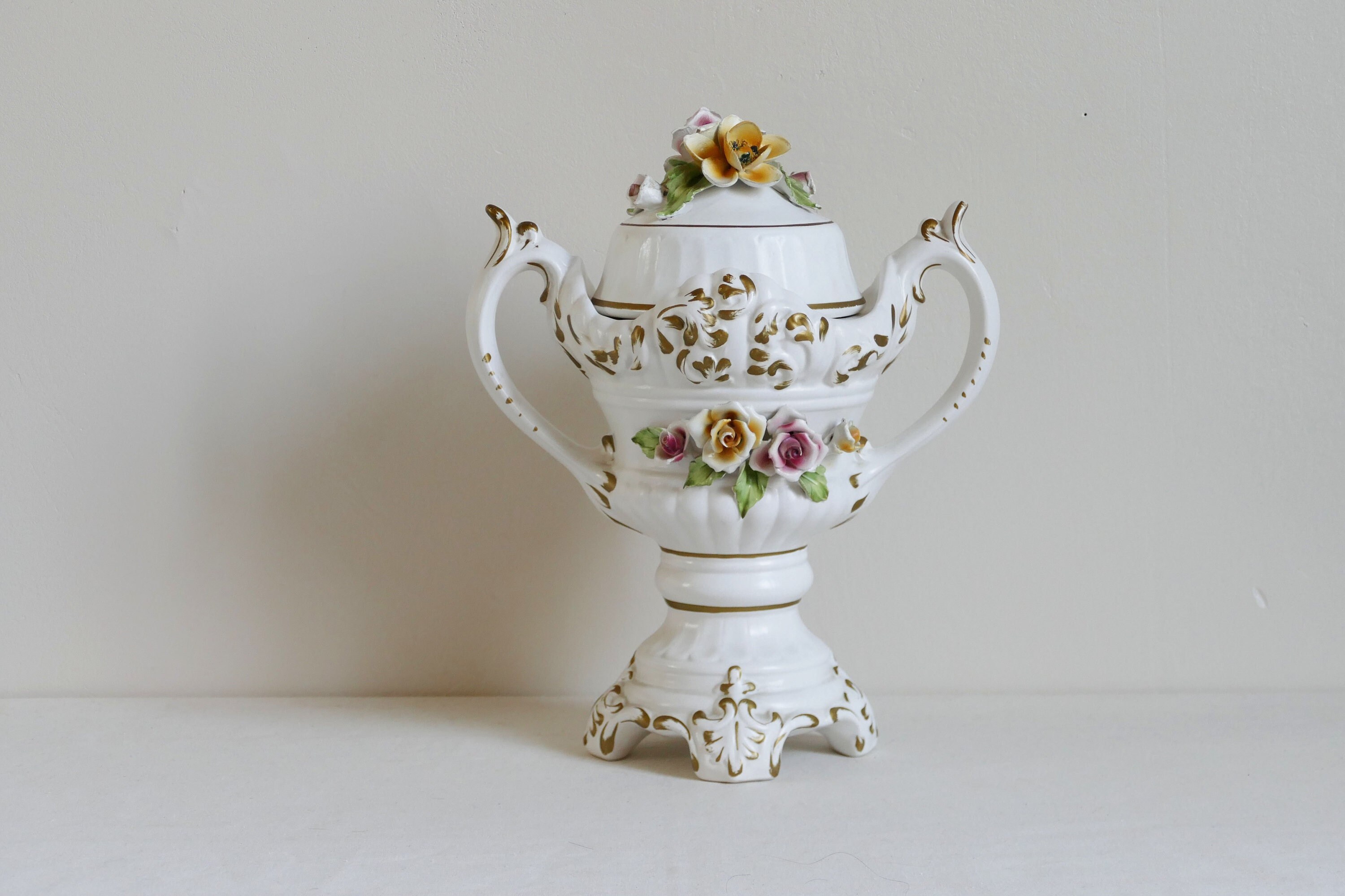 Capodimonte Grand Vase Amphore en Porcelaine avec Des Fleurs Sculptées à La Main