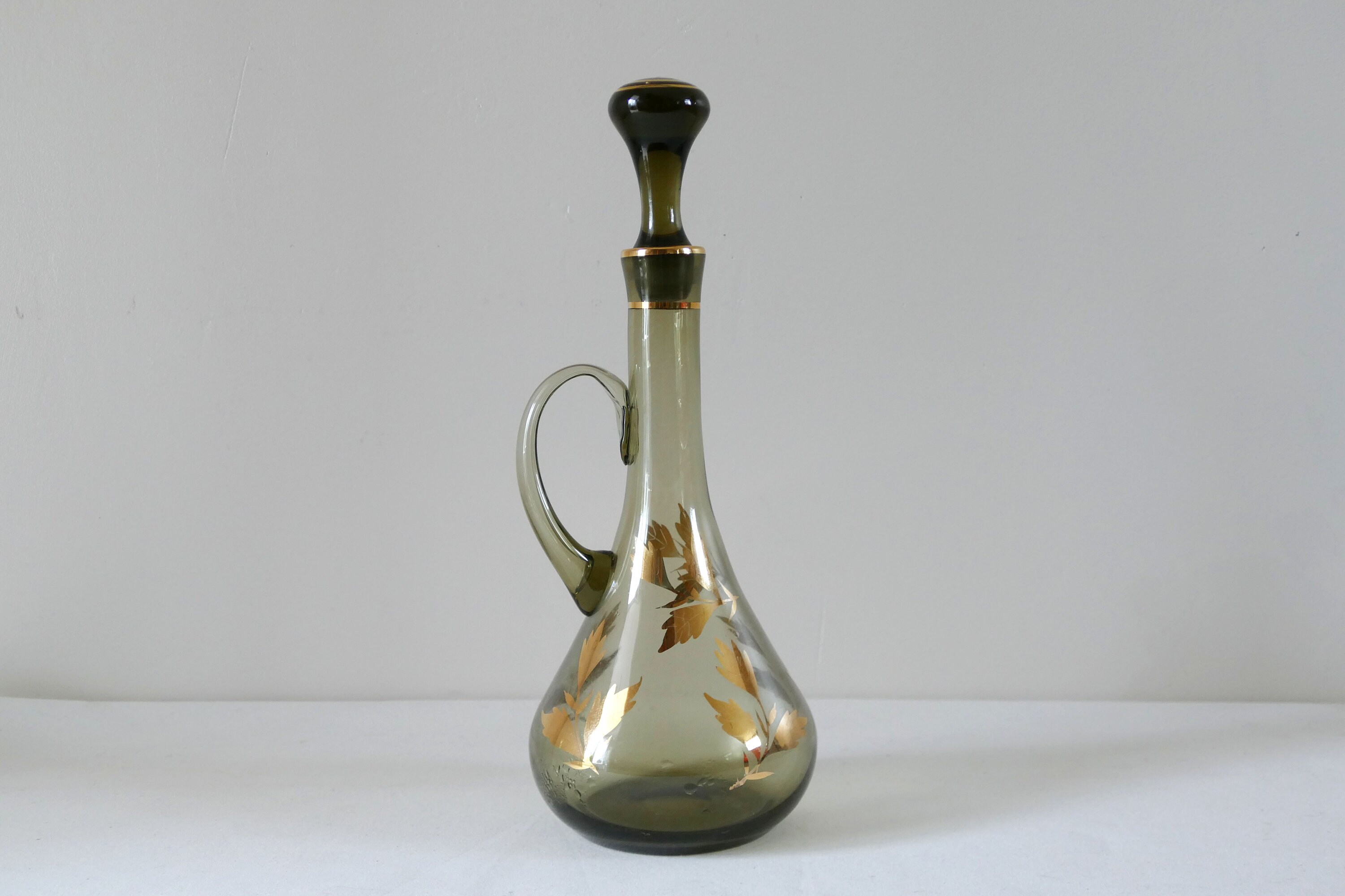 Carafe à Spiritueux Ronde Vintage avec Anse en Verre Fumé Aux Motifs de Feuilles Dorées