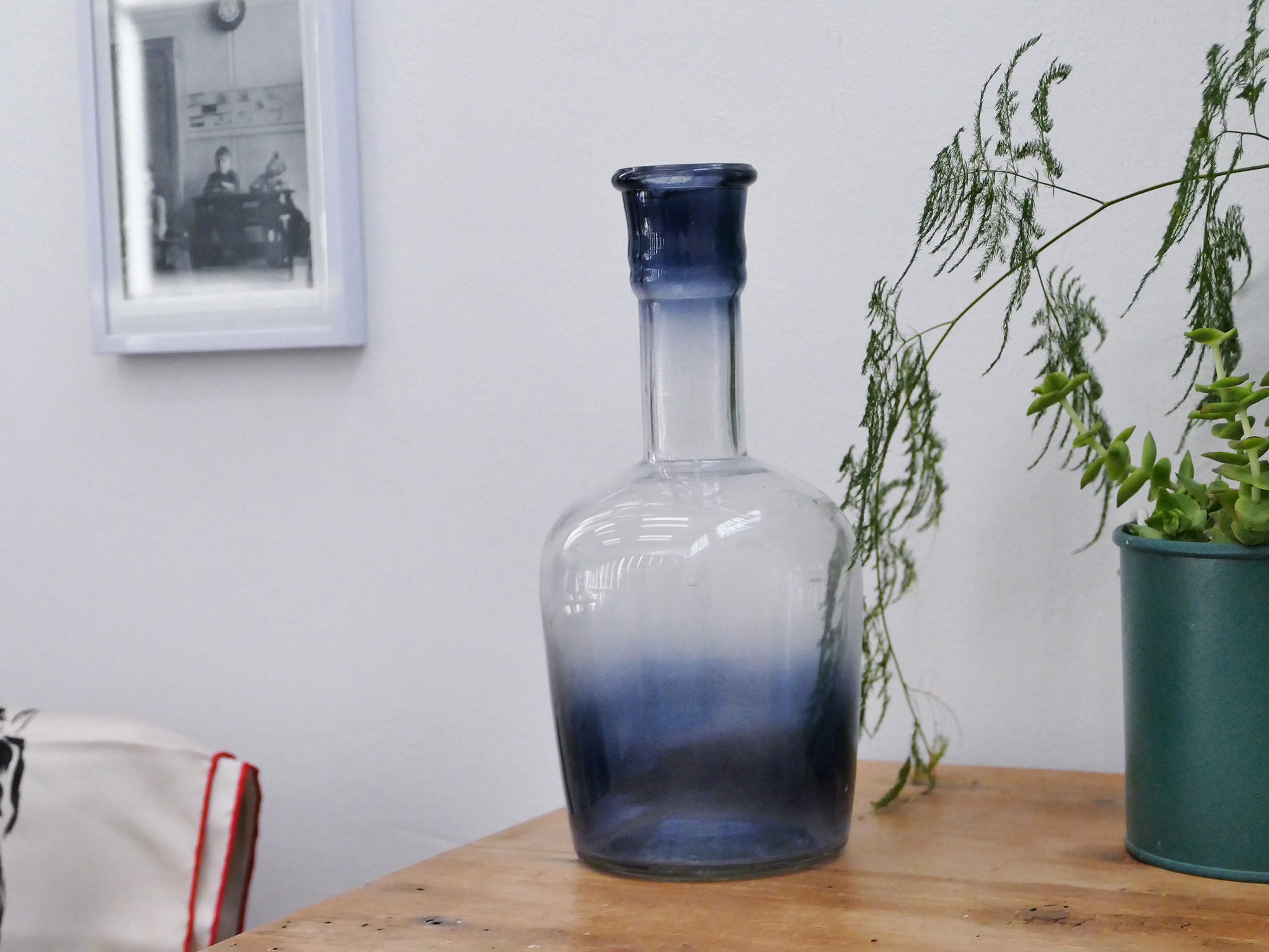 Petite Carafe Décorative Vintage Bleu et Transparent en Verre Moulé Pour Une Déco de Cuisine
