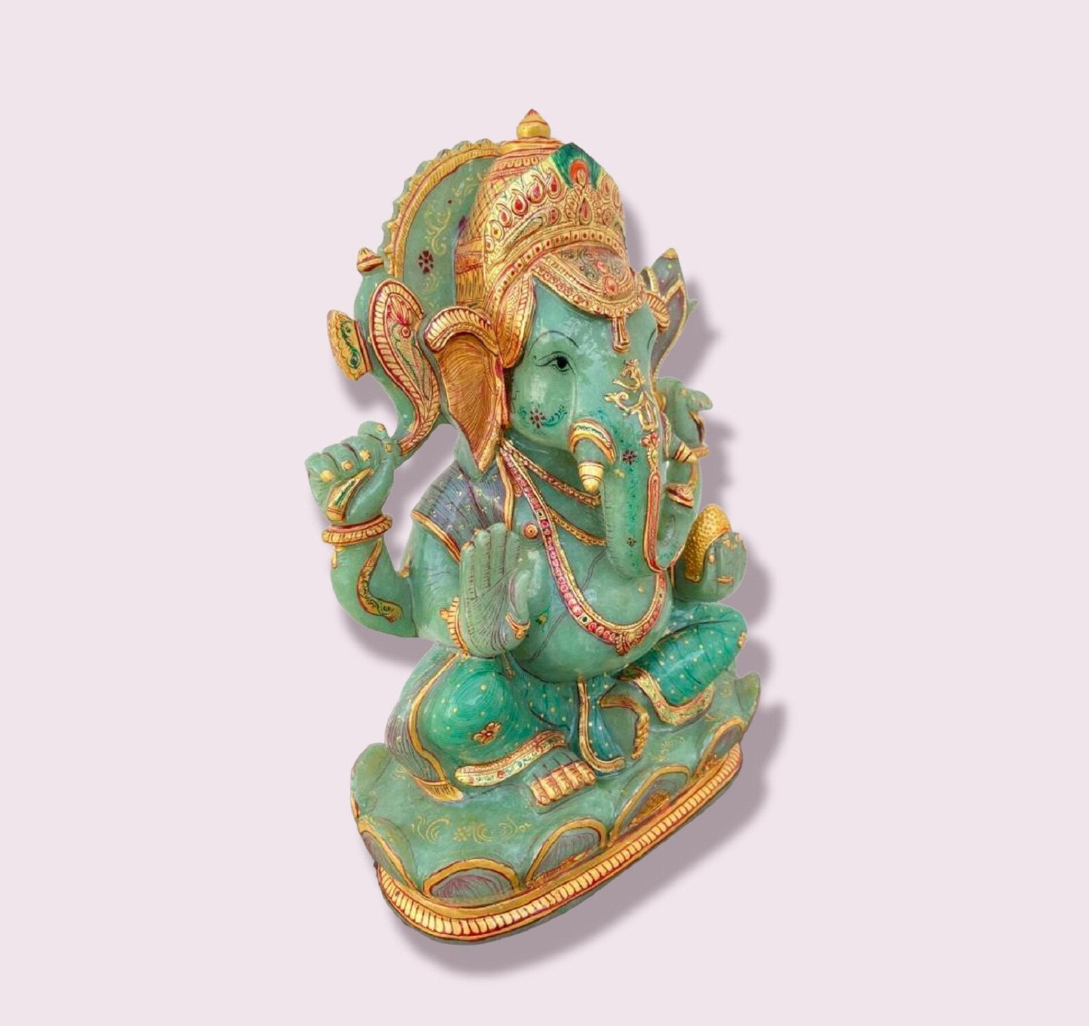 手彫りの翡翠製ガネーシャ像：金彩仕上げの室内装飾（12インチ