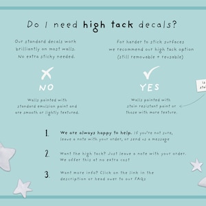 Op de afbeelding: Een turquoise infografiek met witte tekst met de vraag: "Heb ik high tack stickers nodig?" Het legt uit wanneer standaard- of high tack stickers te gebruiken, met de opties "NEE" en "JA". Decoratieve sterren omringen de tekst.