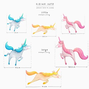 Op de afbeelding: Waterverfillustraties van eenhoorns in verschillende poses en kleuren, waaronder roze, geel en blauw. De afbeelding bevat informatie over de afmetingen, waarbij de kleinste eenhoorn 22 cm meet en de grootste 41 cm. Tekst: "SIZING INFO" en "example sizing".