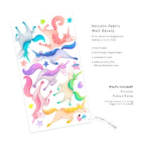 Op de afbeelding: Unicorn stoffen muurstickers met zeven kleurrijke eenhoorns, sterren en vogels. De stickers zijn gemakkelijk aan te brengen en te herpositioneren. De tekst luidt "Just peel + STICK!"