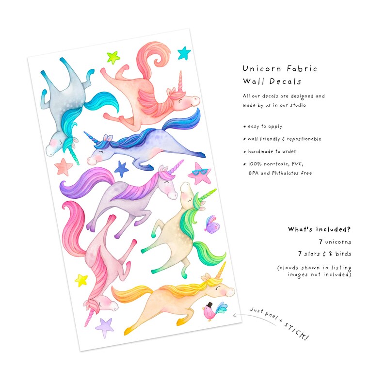 Op de afbeelding: Unicorn stoffen muurstickers met zeven kleurrijke eenhoorns, sterren en vogels. De stickers zijn gemakkelijk aan te brengen en te herpositioneren. De tekst luidt "Just peel + STICK!"