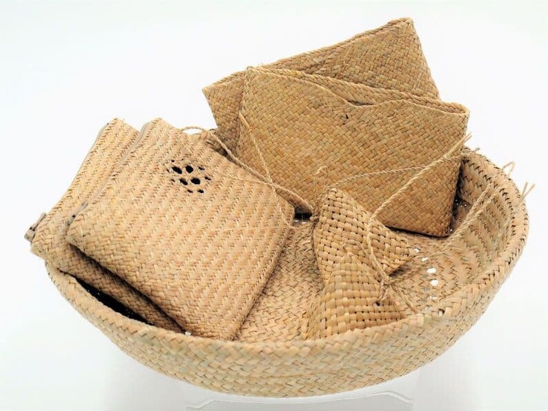 Handwoven Purse \u2013 Chinese Handmade Gifts \u2013 Chinese Decoration \u2013 Formosa Handmade \u2013 Unisex \u2013 Lightweight \u2013 Tenka Coin Purse Straw Purse