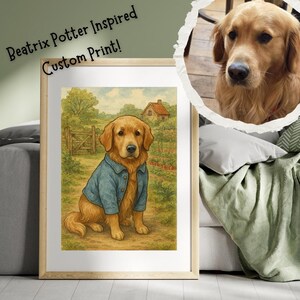 Puede incluir: Impresión personalizada enmarcada inspirada en Beatrix Potter, con un golden retriever con una chaqueta azul. La impresión muestra una escena rural con una casa y un jardín. El texto "Beatrix Potter Inspired Custom Print!" está en la parte superior.