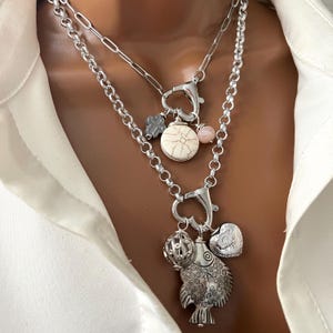 Karbinhalsband, Silver Charm-halsband, Anpassad Chunky Charm Vintage, handgjord julklapp för kvinnor, Gem-halsband, Pärlhänge