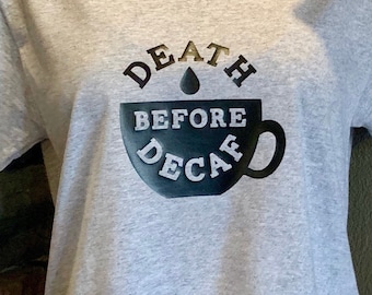 Döden före koffeinfritt t-shirt