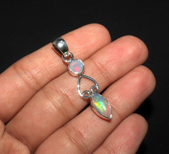 Ciondolo in opale etiope - Collana in argento sterling 925 - Ciondolo minimalista - Ciondolo con catena - Gioielli di Halloween - Regalo per lei - Italia