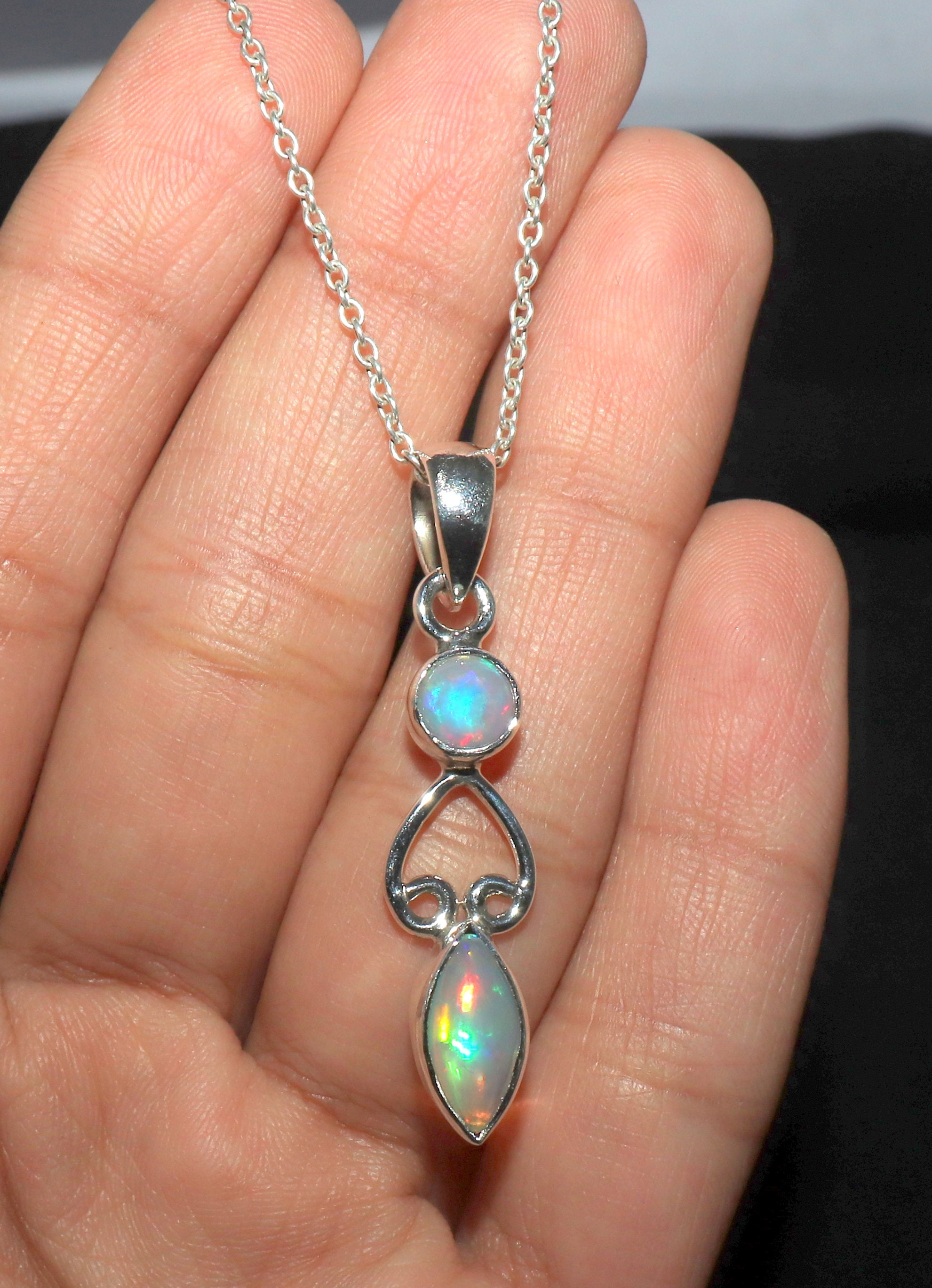 Collana con ciondolo minimalista in opale etiope, argento