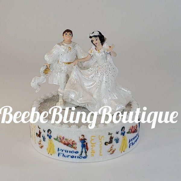 Disney Snow White wedding cake topper.  Snow White wedding centerpiece decoration.  A great keepsake for your memories.