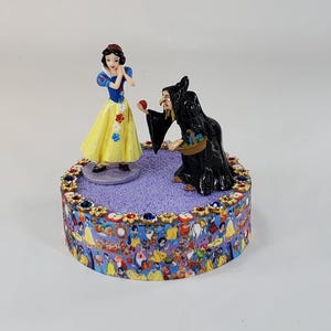 Disney Snow White cake topper.  Snow White and evil queen centerpiece decoration.  A great keepsake for your memories.  Not fondant!