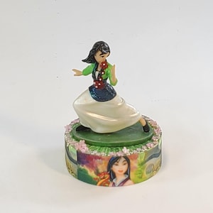 Disney Mulan cake topper.  Mulan centerpiece decoration.  A great keepsake for your memories.