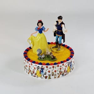 Disney Snow White cake topper.  Snow White centerpiece decoration.  A great keepsake for your memories.  Not fondant!