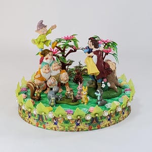 Disney Snow White cake topper.  Snow White centerpiece decoration.  A great keepsake for your memories.  Not fondant!