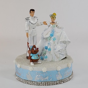 Disney Cinderella wedding cake topper. Cinderella wedding centerpiece decoration. A great keepsake for your memories.