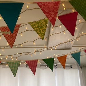 Up-cycled indiano fatto a mano multicolore seta Sari made indiano vecchio seta Sari Bunting Bandiere giardino Decor Interno o esterno Porta Finestra Bandalwal