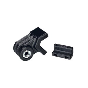 Puede incluir: Un soporte de c&aacute;mara impreso en 3D negro con un agujero roscado y una pieza adaptadora separada tambi&eacute;n impresa en 3D negra.