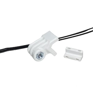 Puede incluir: Soporte GoPro impreso en 3D blanco con una correa negra y un soporte de pl&aacute;stico blanco.