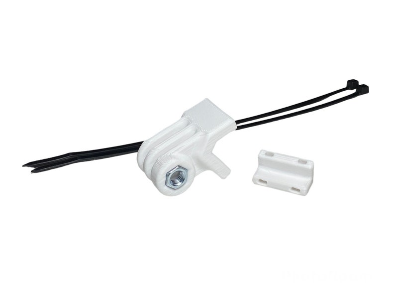 Puede incluir: Soporte GoPro impreso en 3D blanco con una correa negra y un soporte de pl&aacute;stico blanco.