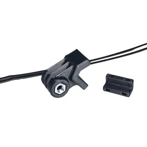 Puede incluir: Un soporte de bridas de cable de pl&aacute;stico negro con un agujero roscado y un soporte de montaje de pl&aacute;stico negro separado.