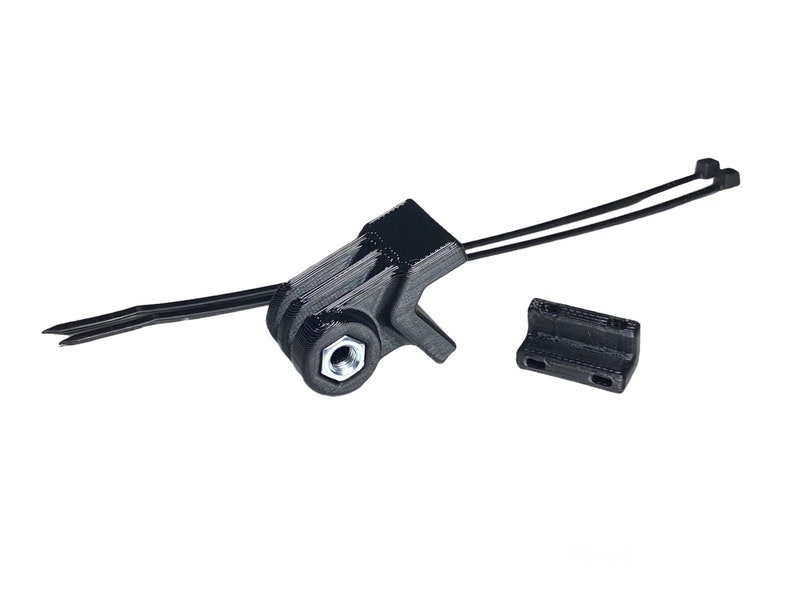 Puede incluir: Un soporte de bridas de cable de pl&aacute;stico negro con un agujero roscado y un soporte de montaje de pl&aacute;stico negro separado.