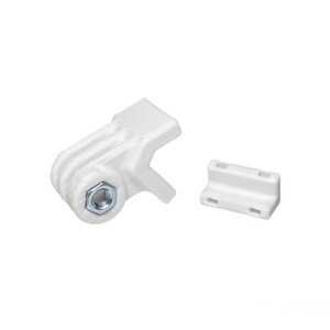 Puede incluir: Soporte GoPro impreso en 3D de pl&aacute;stico blanco con una tuerca plateada. El soporte tiene una peque&ntilde;a pieza de pl&aacute;stico blanco con dos agujeros en el lateral.
