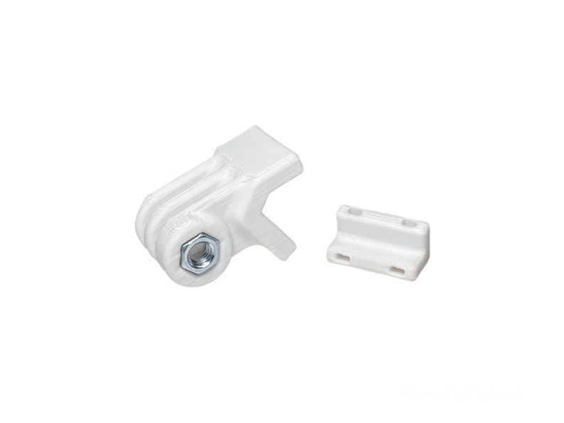 Puede incluir: Soporte GoPro impreso en 3D de pl&aacute;stico blanco con una tuerca plateada. El soporte tiene una peque&ntilde;a pieza de pl&aacute;stico blanco con dos agujeros en el lateral.